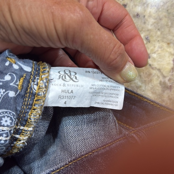 💋Rock & Republic Women’s Hula mid rise frayed medium wash jean shorts Size 4 - Picture 7 of 9